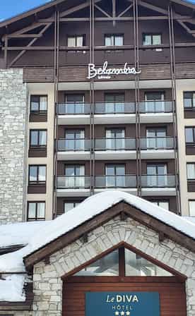 Devanture-hotel-journée.jpg