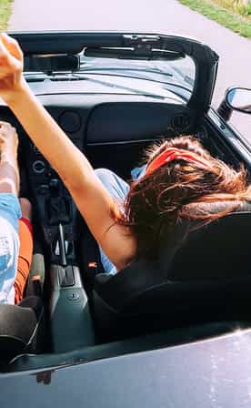 Couple dans une voiture décapotable