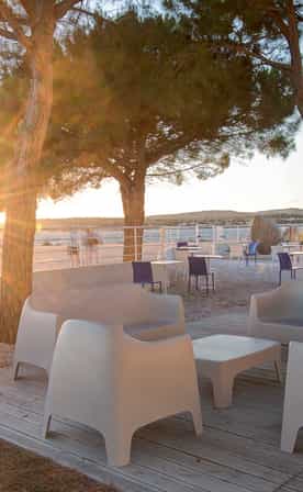 Terrasse du club Belambra Balaruc-les-Bains « Les Rives de Thau » au coucher du soleil, face à l'étang de Thau.