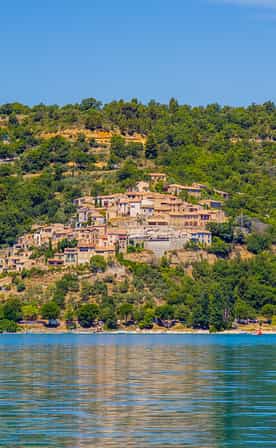 village perché dans le var avec le lac et les montagnes à l'arrière