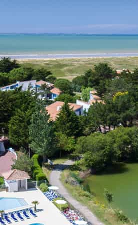 Vue aérienne du Belambra Clubs Saint-Jean-de-Monts - Les Grands Espaces entre plage, pinède et plan d'eau.
