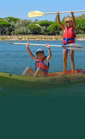 Enfants en apprentissage aux sports nautiques à la base de loisirs