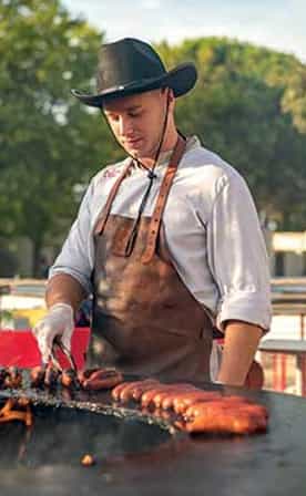 En été, grillades au brasero