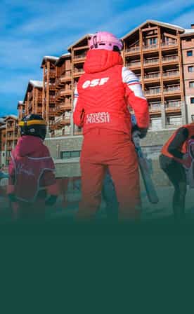 Initiation au ski pour enfants en station de sports d’hiver, encadrée par l’ESF.