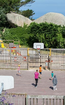 enfants et animateurs sur le terrain de jeux