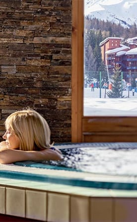 bain à remous et vue sur les pistes