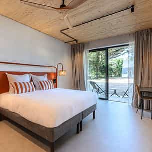 Chambre moderne avec lit double, et décoration contemporaine au Belambra Clubs Guidel Plages