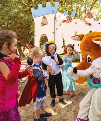 Enfants et mascotte Léo devant le club enfants