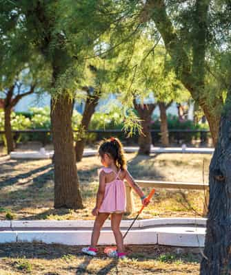 Fillette au mini-golf