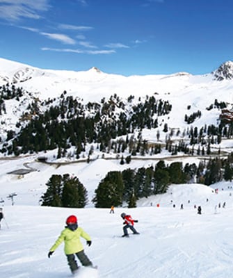 station avec nombreux skieurs