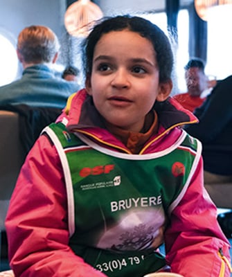 enfant avec chocolat chaud à la main