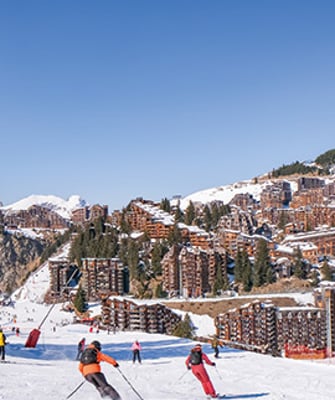 station avec nombreux skieurs