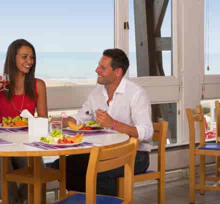 Deux clients déjeunent au restaurant Belambra à Colleville-sur-Mer, face à la mer.