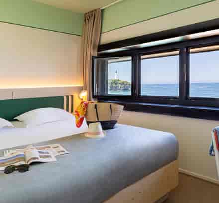 Chambre double du club Anglet Belambra avec vue sur la mer et décoration contemporaine