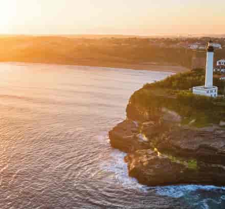 Vue aérienne du phare de Biarritz au coucher du soleil, à proximité du club Belambra Anglet « La Chambre d'Amour ».
