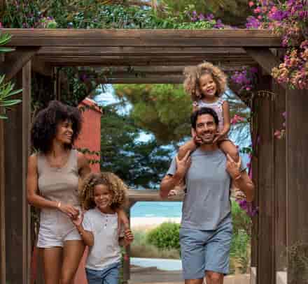 Famille avec deux enfants sous une pergola au Club Belambra de Belgodère en Corse.