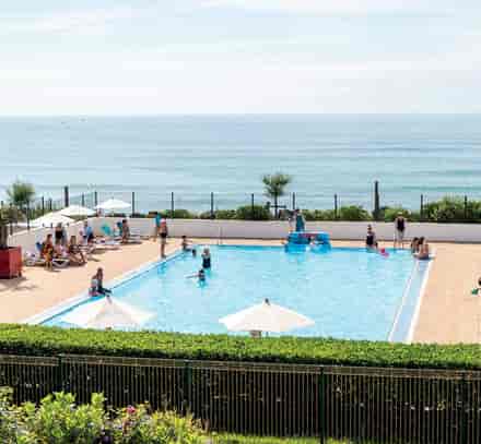Piscine extérieure du club Belambra Anglet « La Chambre d'Amour » avec vue sur l'océan Atlantique.
