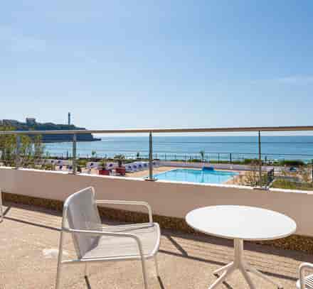 Terrasse du club Anglet Belambra avec vue sur la piscine, la mer et les espaces extérieurs.