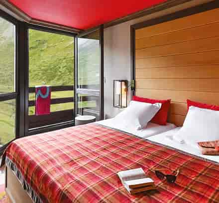 Chambre double avec balcon et vue sur la montagne à Tignes