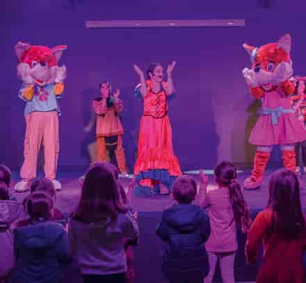 Spectacle des enfants en vacances avec les mascottes du club enfant