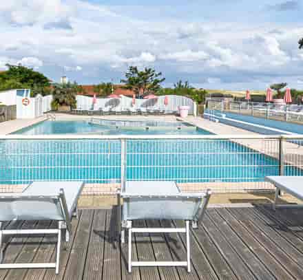 Piscine extérieure chauffée avec transats et parasols au club Belambra Capbreton.