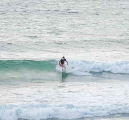 Surfeur glissant sur une vague de l'océan Atlantique à Anglet, à proximité du club Belambra « La Chambre d'Amour ».
