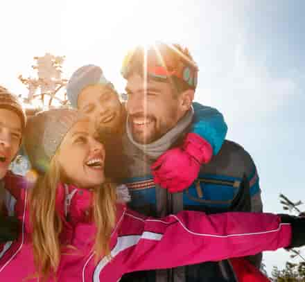 Heureuse famille à la neige