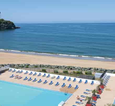 Piscines extérieures du club Belambra Anglet « La Chambre d'Amour » avec vue sur la plage et l'océan Atlantique.