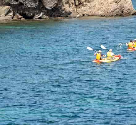 Groupe de kayakistes en mer lors d'une sortie en kayak de mer.
