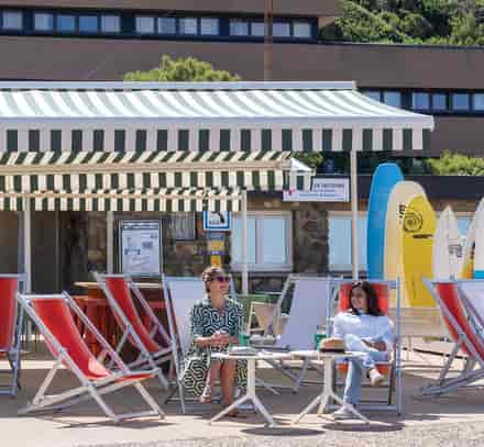 Vacanciers se détendant sur la terrasse du club Belambra Anglet « La Chambre d'Amour », à proximité de la plage.
