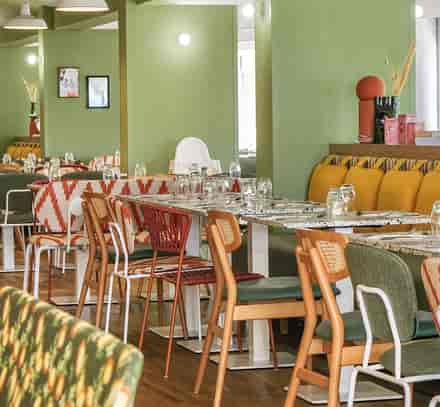 Salle de restaurant du club Belgodère Belambra avec tables dressées et décoration contemporaine.