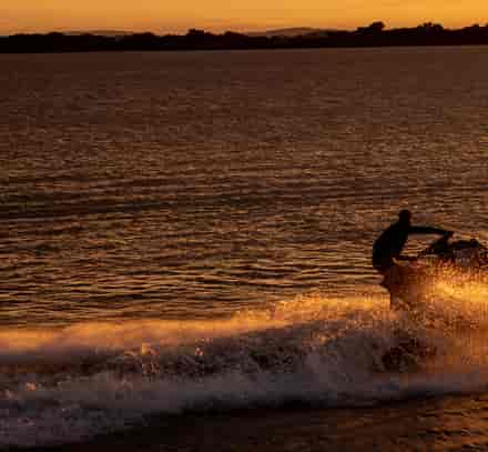 Jet-ski au coucher du soleil à proximité du Belambra Clubs