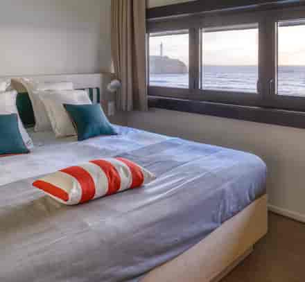 Chambre double du club Anglet Belambra avec vue sur la mer.
