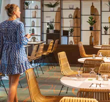 Salle de restaurant contemporaine du club Belambra Anglet « La Chambre d'Amour ».