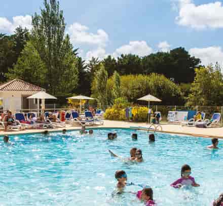 Piscine extérieure du Belambra Clubs Saint-Jean-de-Monts - Les Grands Espaces avec familles profitant des baignades.