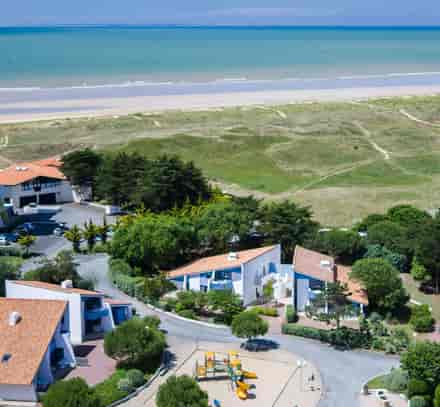 Vue aérienne du Belambra Clubs Saint-Jean-de-Monts - Les Grands Espaces entre plage, pinède et plan d'eau.