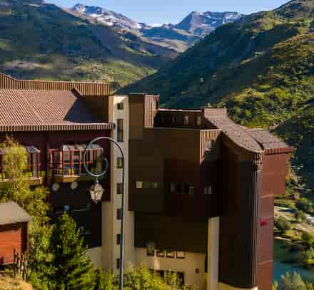 Vue alpine du complexe hôtelier Belambra