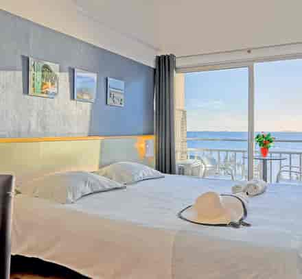 Chambre double du club Belambra Balaruc-les-Bains « Les Rives de Thau » avec balcon et vue sur l'étang de Thau.