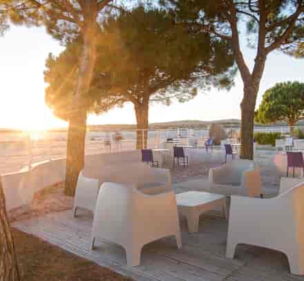 Terrasse du club Belambra Balaruc-les-Bains « Les Rives de Thau » avec vue sur l'étang de Thau au coucher du soleil.