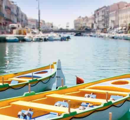 Barques colorées amarrées sur les canaux de Sète, à proximité du club Belambra Balaruc-les-Bains « Les Rives de Thau ».