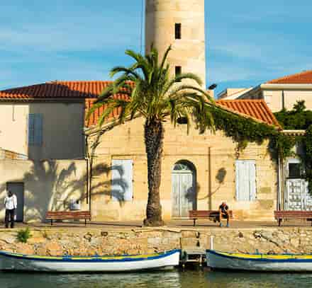 Ville balnéaire au bord de la Méditerranée