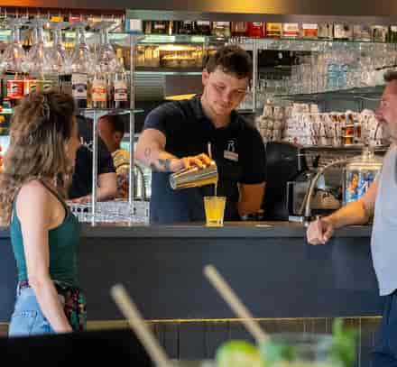 Service de boissons au comptoir du bar du club