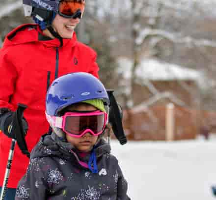 familles-et-amis-dans-une-station-de-ski.jpg s=1024x1024&w=is&k=20&c=dxoCYIttQNPHpLJEV2hyfChp8qEHw1CiB9yi1QVba-k=.jpg