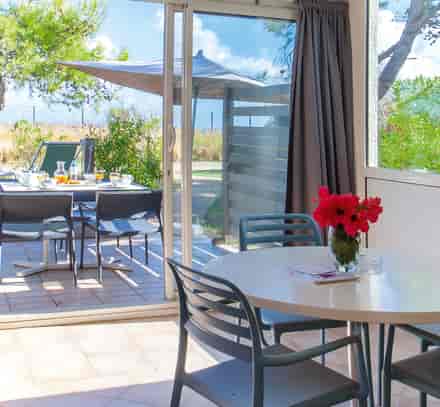Hébergement du club Belambra Borgo Pineto avec terrasse privative et vue sur la mer.