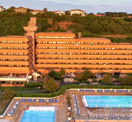 Vue aérienne du club Belambra Anglet « La Chambre d'Amour » avec ses piscines extérieures et accès direct à la plage.
