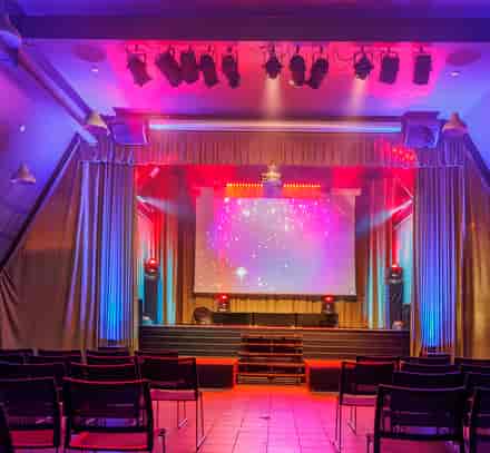 Salle de spectacle du club Belambra Anglet « La Chambre d'Amour » avec scène et éclairages.
