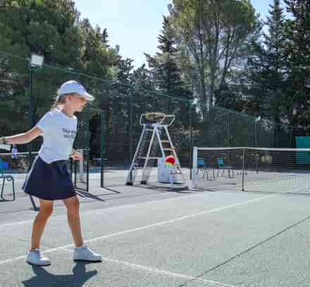 Cours de tennis au Belambra Clubs L'Isle-sur-la-Sorgue - Le Domaine de Mousquety.