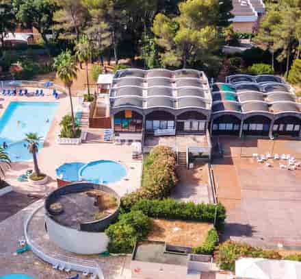 Vue aérienne des piscines et des espaces communs du club Belambra Les Jasmins à Grasse.