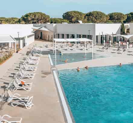 Piscine et transats du club Belambra à Port Camargue vus depuis les hauteurs.