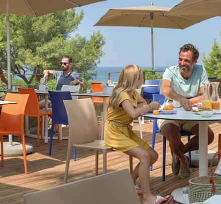 Famille-terrasse-petitdej.jpg